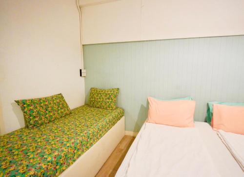 Letto o letti in una camera di The Local Khaosan Bangkok Hotel