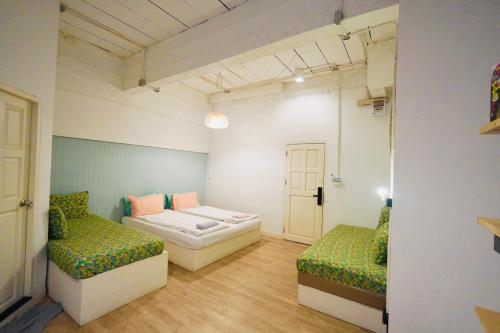 Letto o letti in una camera di The Local Khaosan Bangkok Hotel