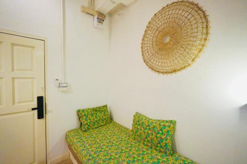 Letto o letti in una camera di The Local Khaosan Bangkok Hotel