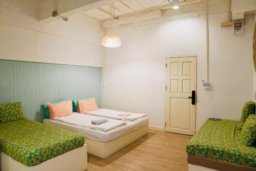 Letto o letti in una camera di The Local Khaosan Bangkok Hotel
