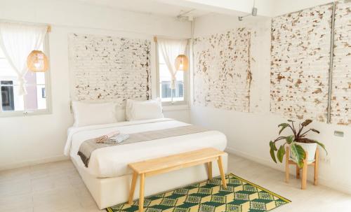 Letto o letti in una camera di The Local Khaosan Bangkok Hotel