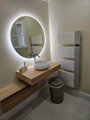 une salle de bain avec un lavabo et un miroir dans l'établissement Villa de charme à Ribérac avec piscine privée, à Ribérac
