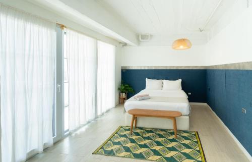 Letto o letti in una camera di The Local Khaosan Bangkok Hotel