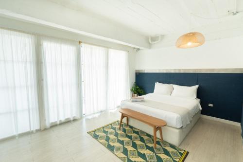 Letto o letti in una camera di The Local Khaosan Bangkok Hotel
