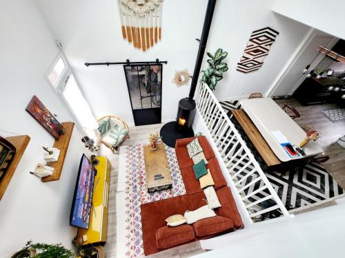 einen Blick über ein Zimmer mit einem Bett und einer Treppe in der Unterkunft Maison loft avec jardin pour 6 voyageurs entre Paris et Disneyland in Torcy