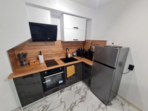 Una pequeña cocina con encimera y refrigerador. en Stephany LUX Apartment, en Ruse