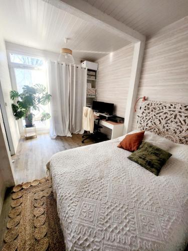 une chambre avec un lit, un bureau et une fenêtre dans l'établissement Maison loft avec jardin pour 6 voyageurs entre Paris et Disneyland, à Torcy