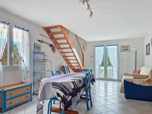 Cette chambre dispose d'un lit et d'un escalier avec fenêtres. dans l'établissement VILLA PROCHE MER ET MONTAGNE - Vacances sans voiture, à Argelès-sur-Mer