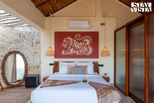 Ένα ή περισσότερα κρεβάτια σε δωμάτιο στο StayVista at Artisanal Heights with Jacuzzi and Infinity Pool