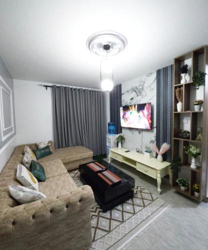Una televisión o centro de entretenimiento en Dolphin Homestays