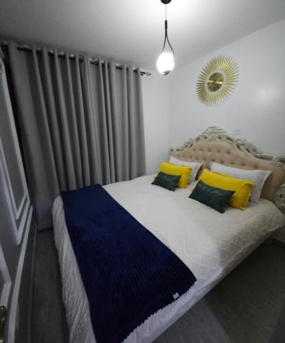 Una cama o camas en una habitación de Dolphin Homestays