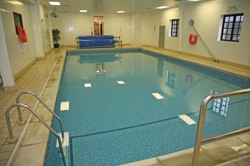 a large swimming pool in a building at Horton's Hideaway at Ashbourne Heights Holiday Park in Ashbourne