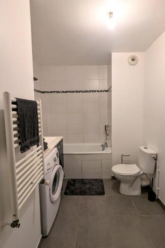 Ένα μπάνιο στο L'Escale near Airport Orly and Paris