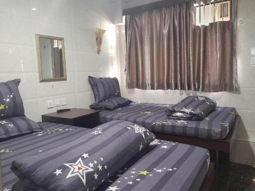 Pokój z 2 łóżkami pojedynczymi i oknem w obiekcie Golden Gate Guest House w Hongkongu