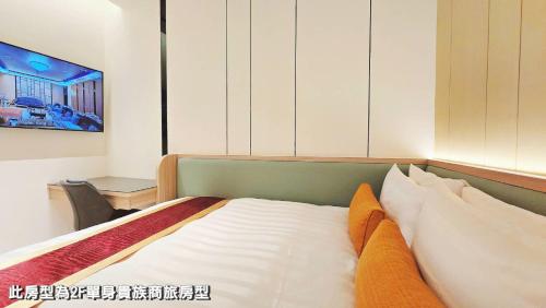 Ein Bett oder Betten in einem Zimmer der Unterkunft 宜蘭Sam的家-汽車音樂行旅1F