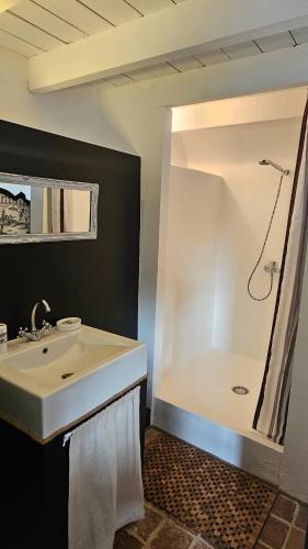 une salle de bain avec un lavabo blanc et une baignoire dans l'établissement L'Olivier - Charm and elegance Loire Valley, à Vouvray