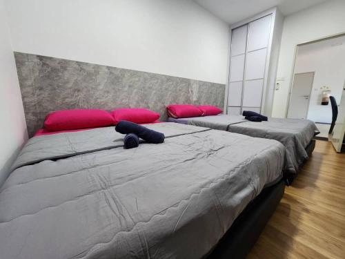 Postel nebo postele na pokoji v ubytování KITTY Homestay 5-02 ROXY Apartment Kuching