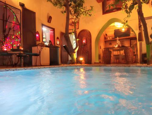 マラケシュにあるExceptional Villa in Marrakech with Private Poolの建物内に大きなプールがあり、