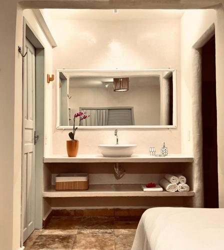 a bathroom with a sink and a mirror at Flat's Maravista Beiramar in São Miguel do Gostoso