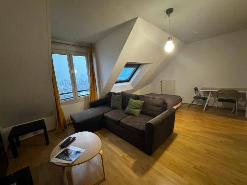 un salon avec un canapé et une table dans l'établissement Modern Hyper-Centre studio,proche Paris, à Antony