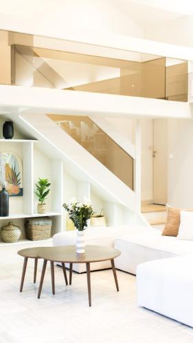 un salon avec une table et un canapé dans l'établissement Villa de Luxe 18 Personnes avec Cinéma Privé, Spa, et Salle de Sport - Idéal Séjour Bien-Être, à Gif-sur-Yvette