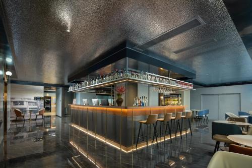 a restaurant with a bar with chairs and tables at CityNote Hotel Guangzhou Yongqingfang Ximenkou Subway Station in Guangzhou