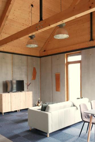 TV a/nebo společenská místnost v ubytování Optimist apartmanház Velence