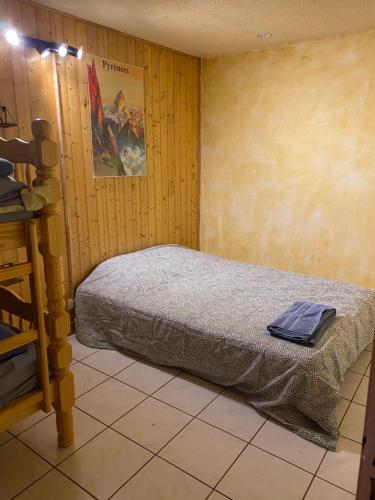une chambre avec un lit dans une pièce dans l'établissement Appartement plein centre Font Romeu pieds des pistes, à Font-Romeu