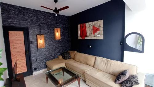 a living room with a couch and a ceiling fan at Quadra da Praia, Vista Mar, Boqueirão Gonzaga in Santos