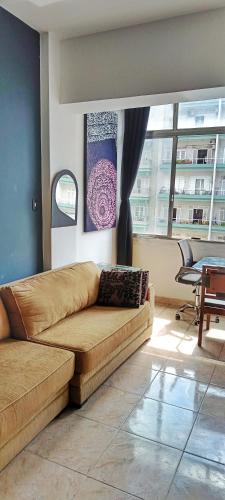 a living room with a couch and a table at Quadra da Praia, Vista Mar, Boqueirão Gonzaga in Santos