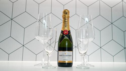 - une bouteille de vin à côté de trois verres dans l'établissement DaLoospa proche Paris, Stade de France,Aéroport Cdg Design&Spa in Apartment, à Drancy