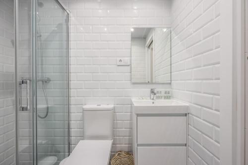une salle de bain avec toilettes, lavabo et douche dans l'établissement Urban Tranquility in Madrid with Modern Comforts, à Madrid