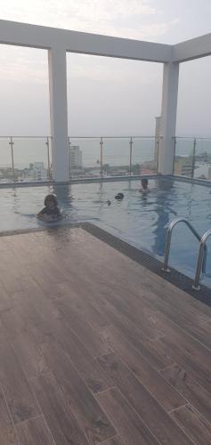 a group of people swimming in a swimming pool at Colombo Flemington Apartments in Bambalapitiya