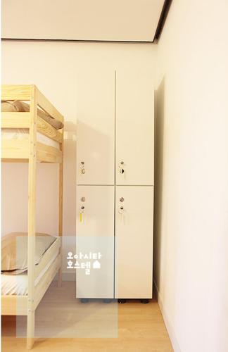 a bedroom with a bunk bed and a bunk bed at Oasita Hostel in Gwangju