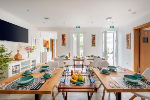a dining room with a table and chairs at AL-Odeceixe Verde in Odeceixe
