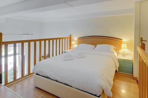- une chambre avec un lit blanc et un balcon dans l'établissement AvenuedeSuede, à Nice
