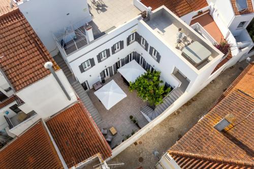 an overhead view of a building with a courtyard at AL-Odeceixe Verde in Odeceixe