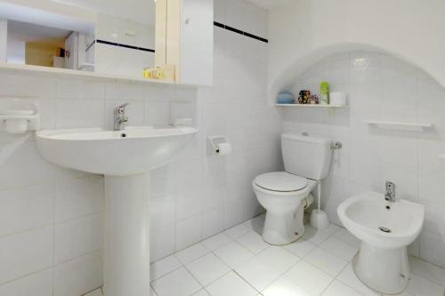 une salle de bain blanche avec un lavabo et des toilettes dans l'établissement AvenuedeSuede, à Nice