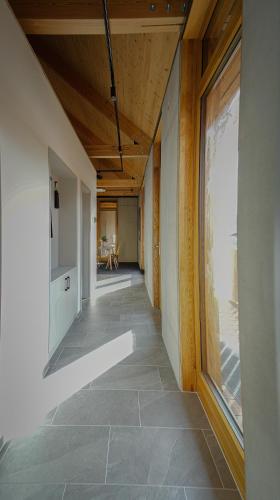 an empty hallway of a building with a window at Kalóz apartmanház Velence in Velence