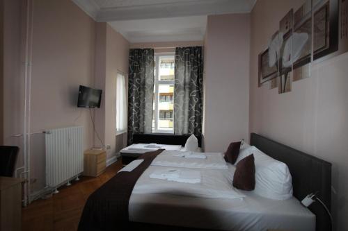 a hotel room with a bed and a window at City Hotel Gotland in Berlin