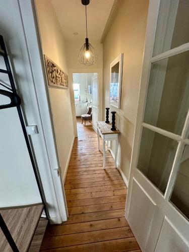 un couloir avec une porte menant à un salon dans l'établissement La Douceur - 4 personnes - BCLA, au Mans