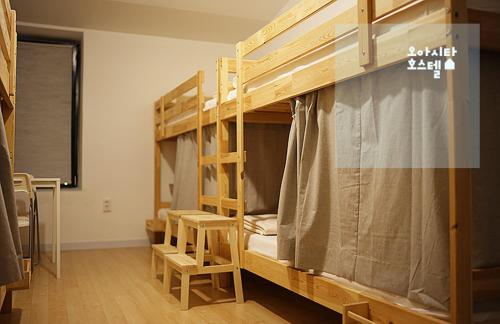 a room with two bunk beds in a room at Oasita Hostel in Gwangju