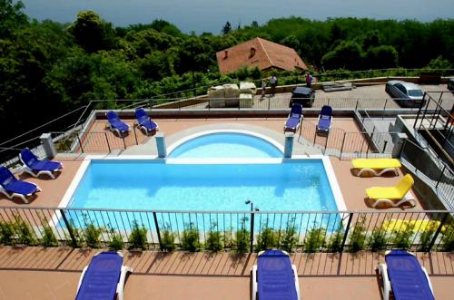 Bazén v ubytování Traum-Balkon mit Panoramablick und Pool am Lago Maggiore nebo v jeho okolí