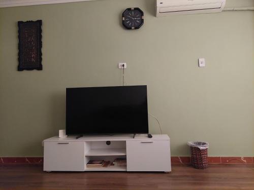 Μια τηλεόραση ή/και κέντρο ψυχαγωγίας στο Cozy Apartment cornish maadi