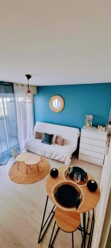 Charmant studio avec loggia vue mer