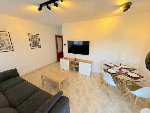 Televízia a/alebo spoločenská miestnosť v ubytovaní Apartamento Costa Brava 22