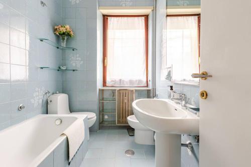 a bathroom with a tub and a sink and a toilet at CASA LORY Balduina in Rome