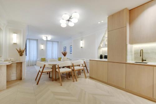 une cuisine et une salle à manger avec une table et des chaises dans l'établissement Pick A Flat's apartment in Opéra- Rue Lafitte, à Paris