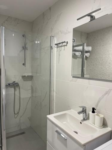 Un baño de FlyInn Residence