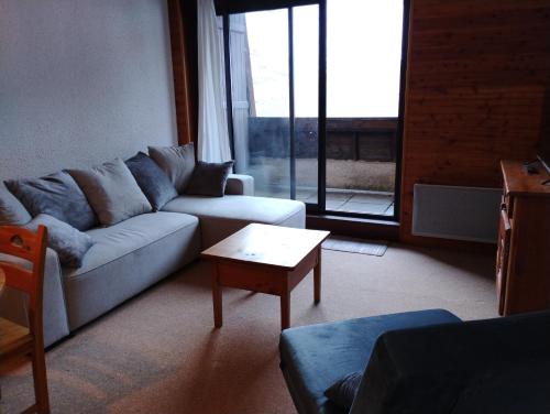un salon avec un canapé et une table basse dans l'établissement Alaris, à Enchastrayes
